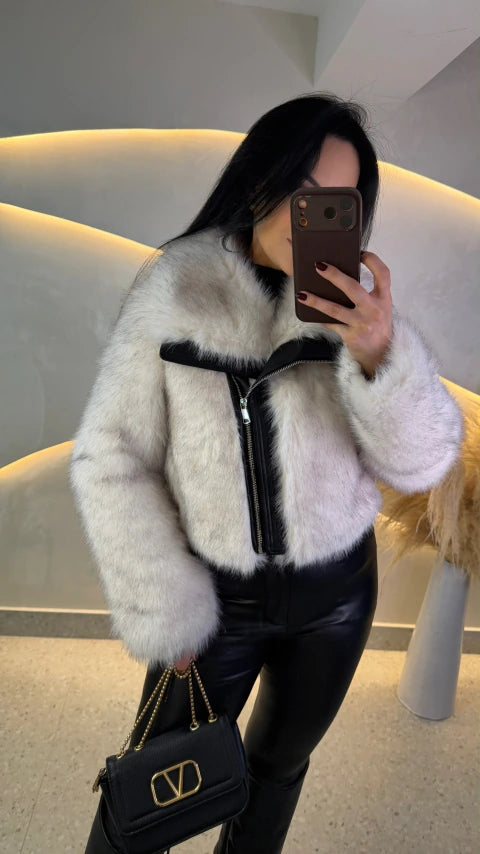 Casaco Peluciado Off White com Detalhes em Couro e Zíper Assimétrico