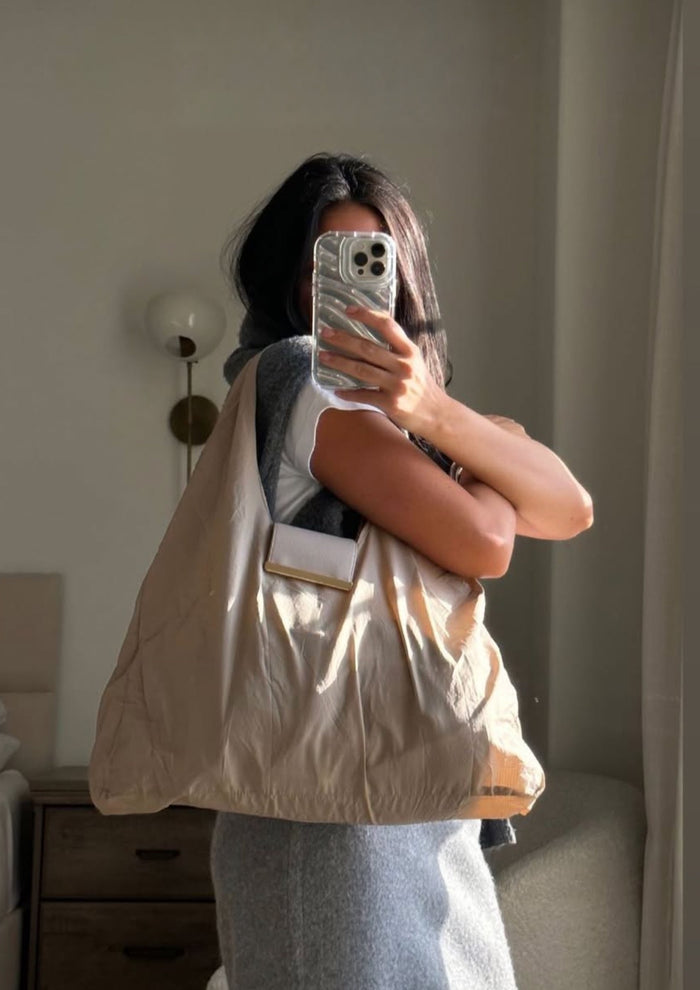 Cliente usando a Bolsa Chaveiro Tote