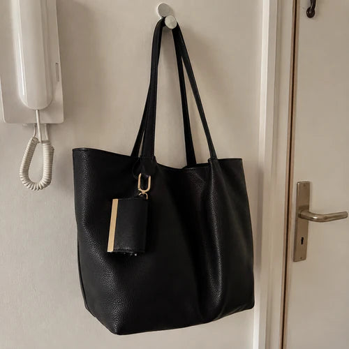 Cliente usando a Bolsa Chaveiro Tote